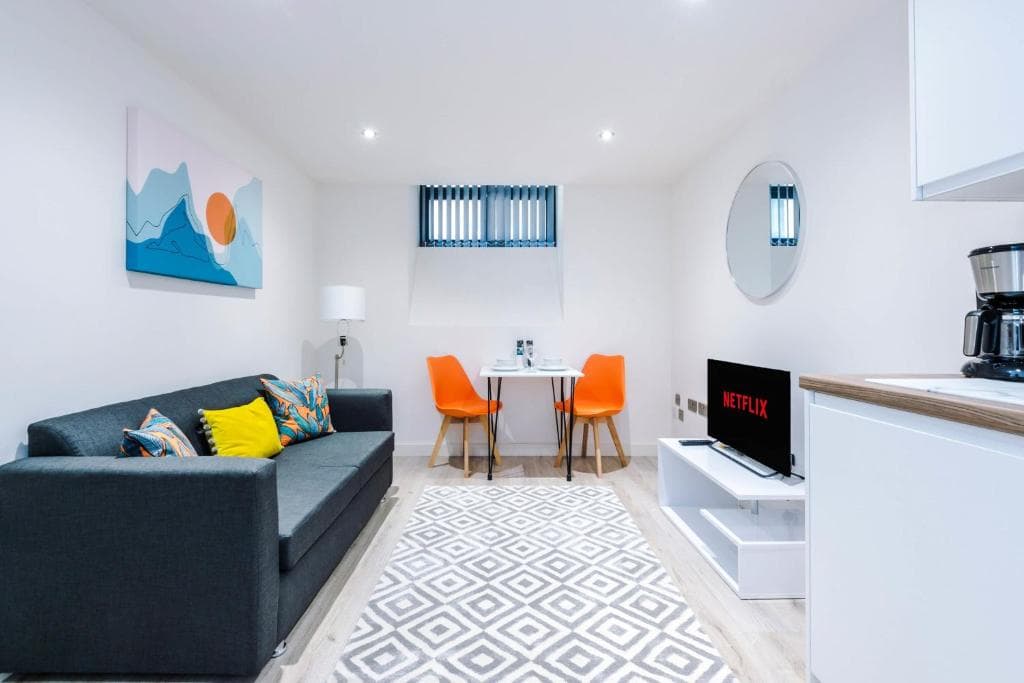 Stylish one bedroom apartment in Bradford - sleeps 4 Image 1