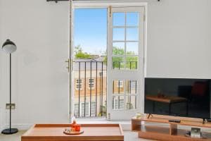Large Duplex Penthouse in Central York - Parking Image 2