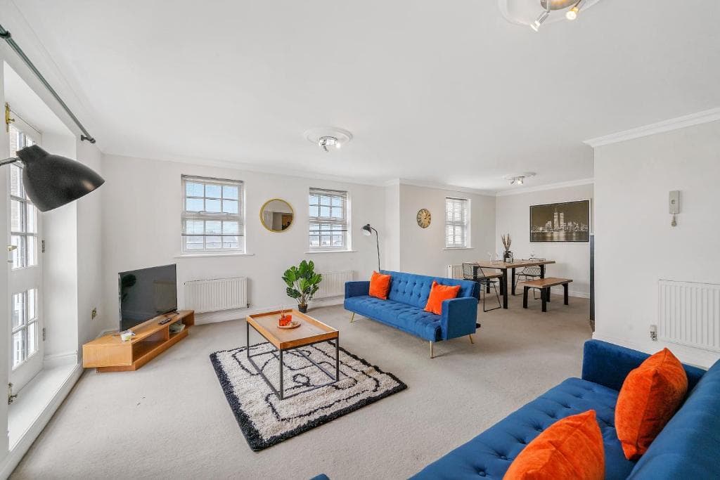 Large Duplex Penthouse in Central York - Parking Image 1