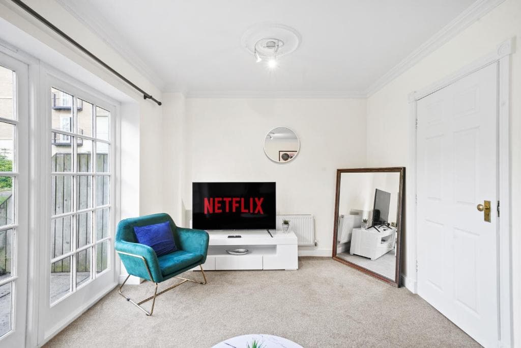 Stunning Central York House Sleeps 10 - Parking Image 1