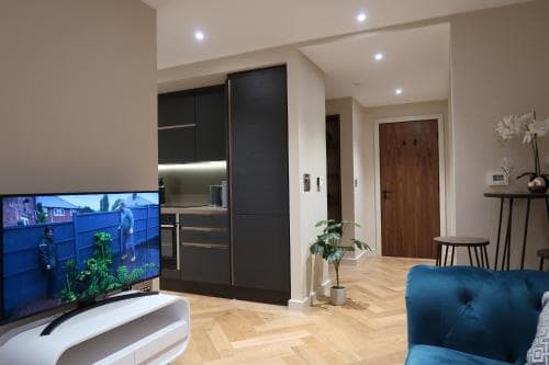City Centre Garden view getaway for 2 FREE ONSITE PARKING Image 4