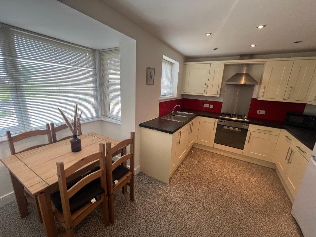 Super 4 Bedroom 7 Person and 3 Bathroom HOUSE Image 1