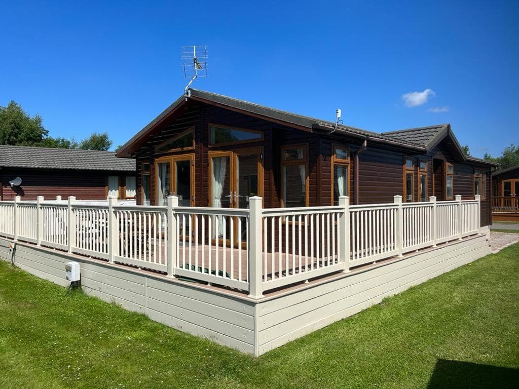 The Crystal Lodge with Hot Tub Malton Image 1