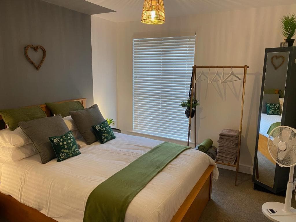 Trendy City Centre Hull Sleeps 2 or 4 with Free Secure Parking Image 1