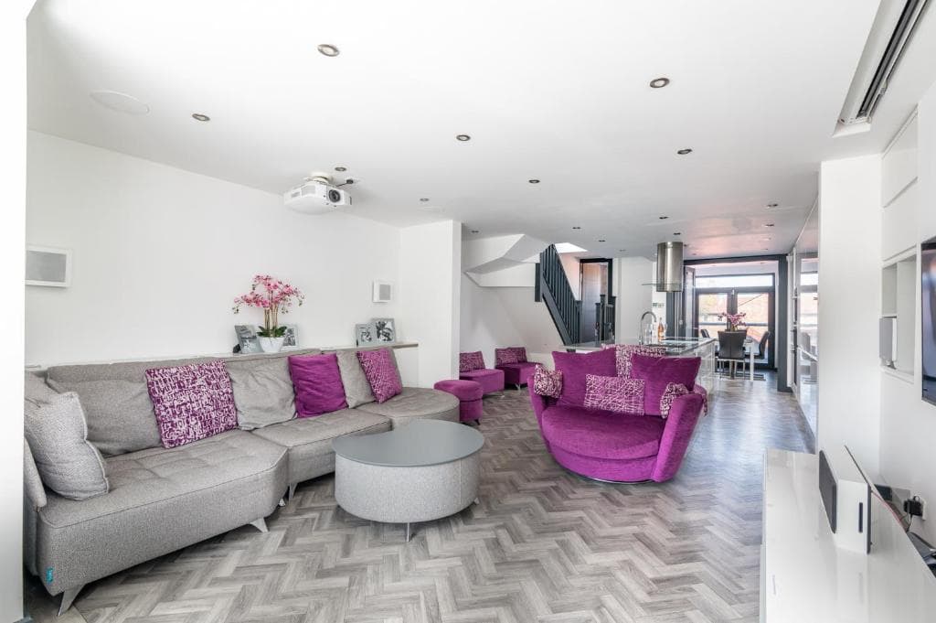 Pass the Keys Modern and minimalist duplex apartment sleeps 6 Image 4