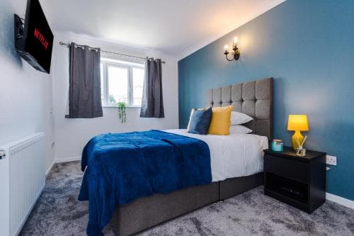 Family friendly 3-bed home with free parking on site Image 3