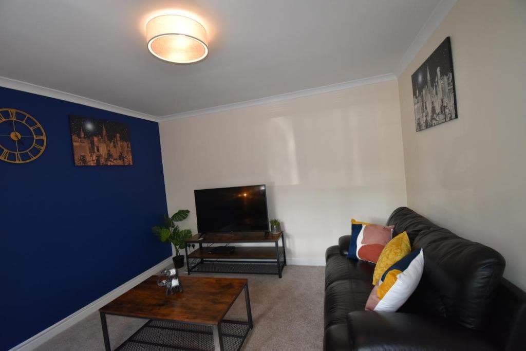 Impeccable 3 bed house close to amenities, 10 mins to centre Image 1