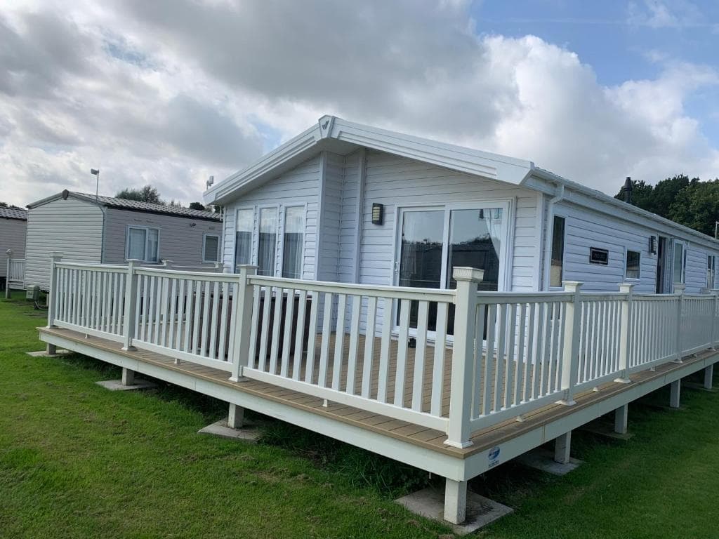8 BIRTH LODGE ON CAYTON BAY HOLIDAY PARK Image 1