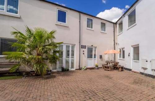 2 Ascot Mews - The Den York Image 3