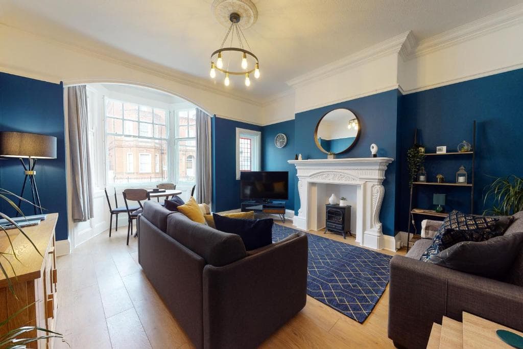 No.10 Seaside Apartment - Ground Floor, sleeps 6 Image 1