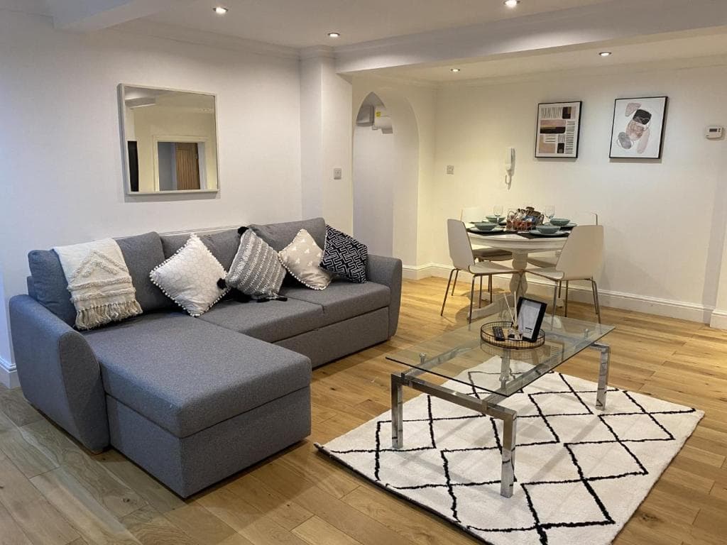 Modern & Spacious Leeds City Centre Apartment with Parking - Sleeps 5 Image 1