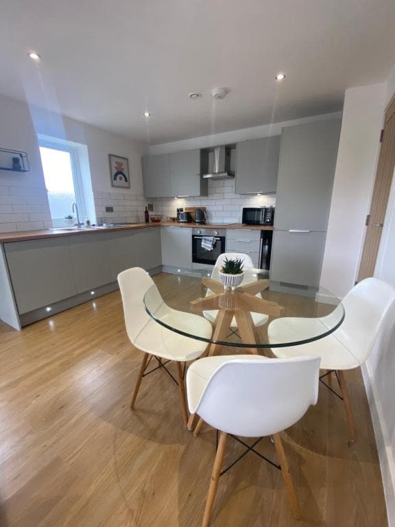 Modern 2 Bed Apartment/Free Parking/Near City/Self-Check In Image 2
