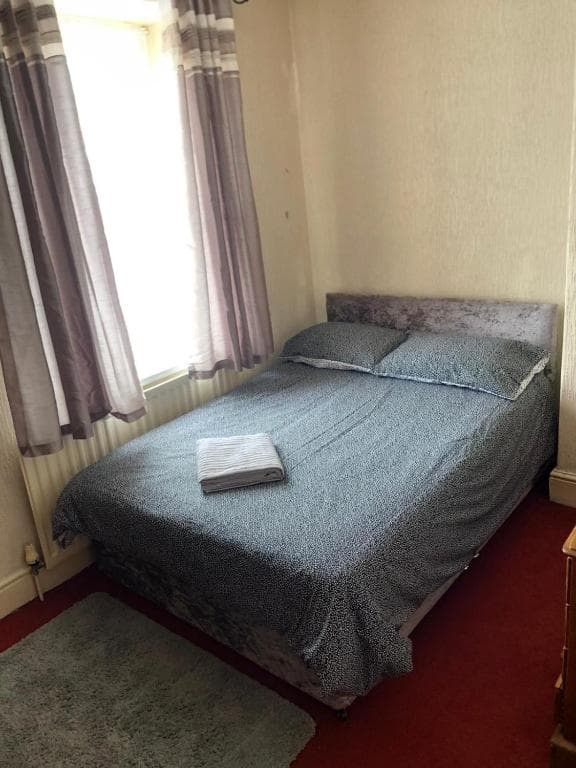 5/6 Bed House Barnsley Centre Image 1