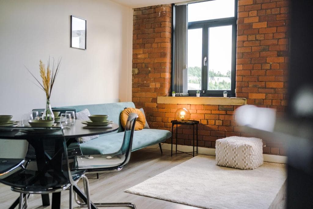 Modern 2 bedroom Bradford Apartment - sleeps 5 Image 1