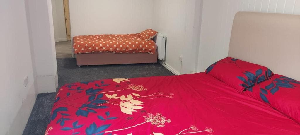 Lovely 3-Bed Apartment in Parkgate Rotherham Image 1