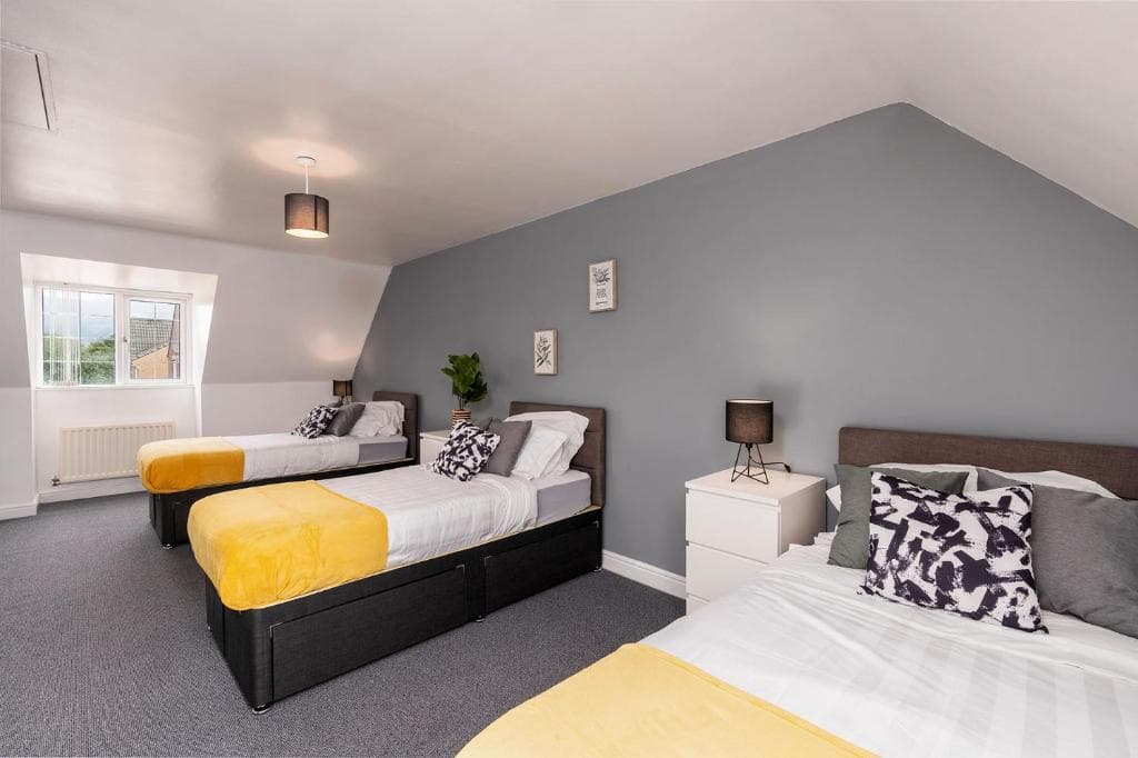 Spacious 3 Bed Home☆Contractor☆Free Parking☆Garden Image 1