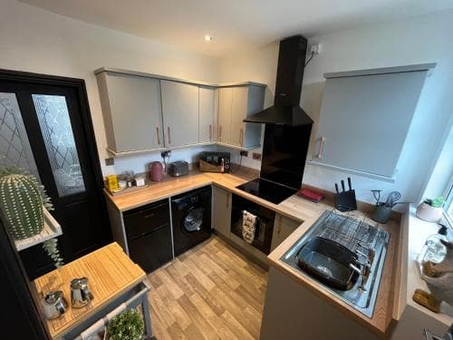 Contemporary & Chic inner terrace 5 mins from Barnsley town centre Image 3