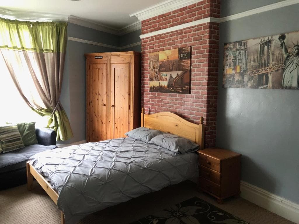 6 Bedroom Villa in Barnsley Centre Image 1