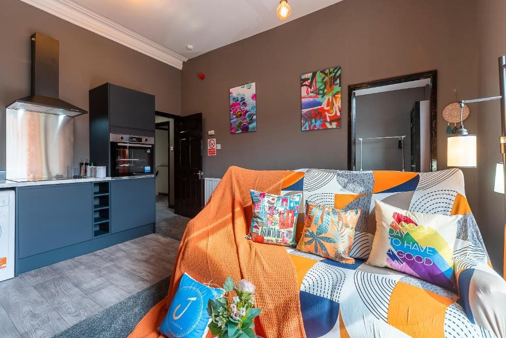 Art-Filled Bohemian 1 Bedroom Apt 2 Beds Colourful Praise Inn Newly Refurbished Image 1