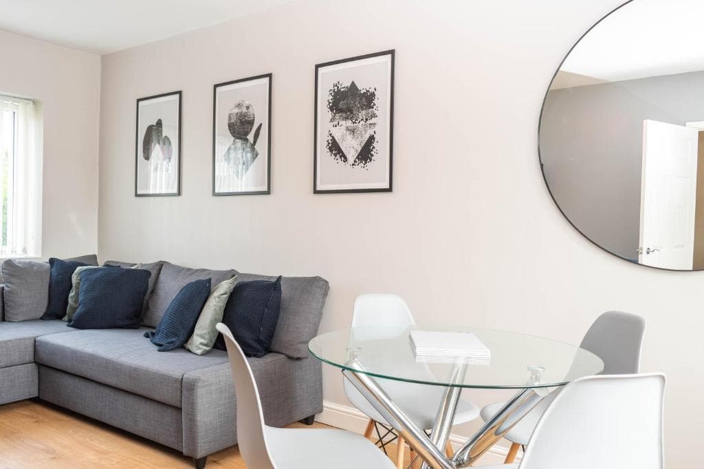 Comfortable 3 Bed House with Parking, WiFi & Patio Image 2