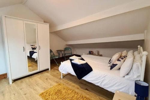 2 bedroom Victorian canal side terrace house. Image 3