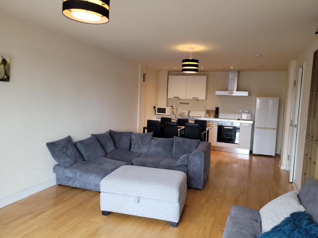 Spacious 2 bed 2 bath apartment with stunning city views Image 1