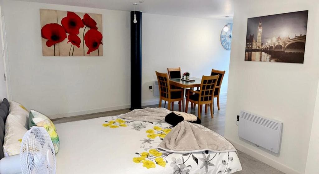 Charming 1-Bed Apartment in Bradford city holiday Image 1