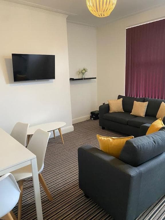 Spacious house with 3 ensuite bedrooms in Leeds Image 1