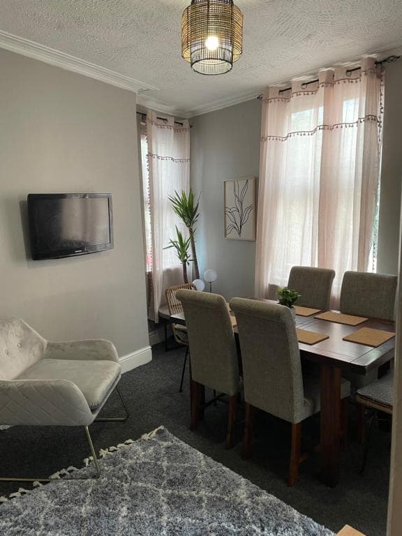 Perfect for large groups, sleeps 17 close to city centre Image 1