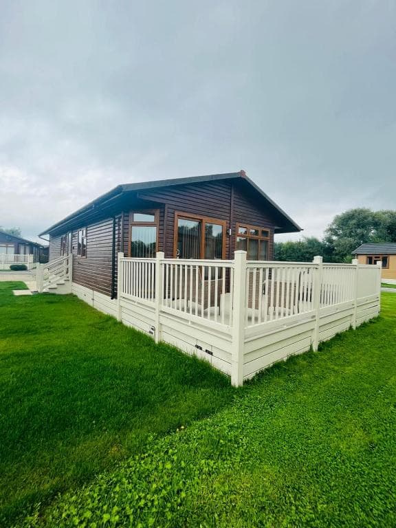 Ness Lodge with Hot Tub Image 1