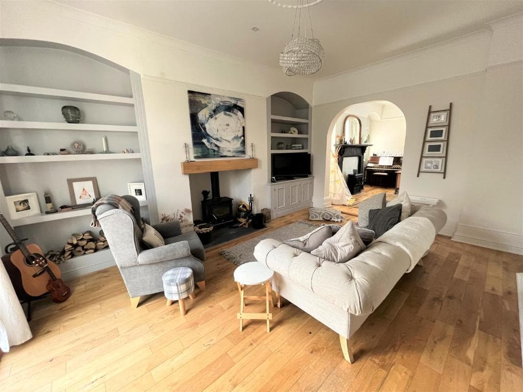 Cosy & Spacious 2 Bedroom, 2 Bathroom Entire House Image 1
