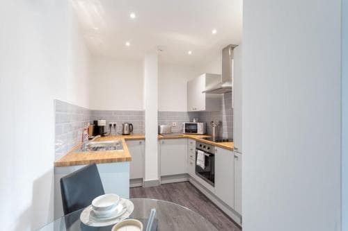 Modern 1 Bedroom Apartment Leeds Image 3