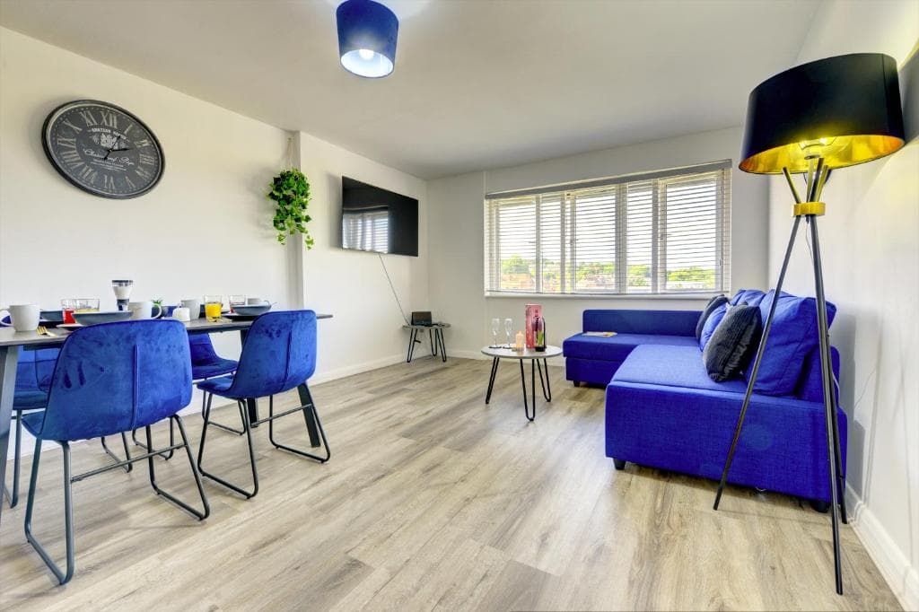 Spacious - PENTHOUSE 2 Bed Apartment with secure allocated parking Image 1
