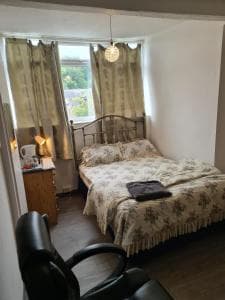 Cheerful one double bedroom with hot bath Image 1