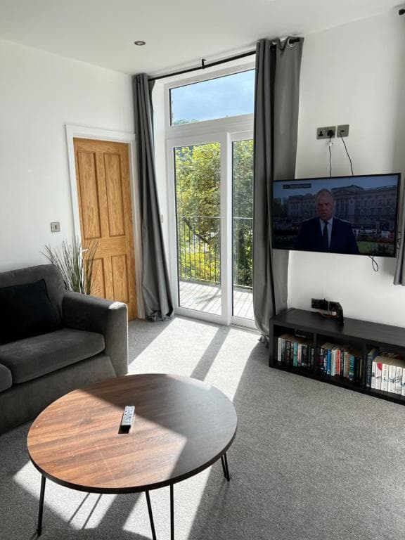 Beautiful 2 bedroom with patio and amazing views Image 1
