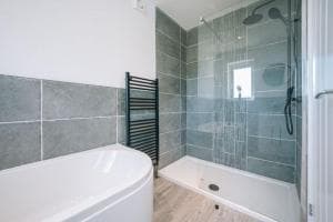 Wiske Close beautiful spacious 3 bed HomeFromHome Image 2