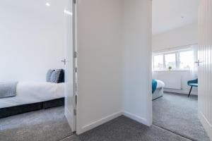 Agbrigg Park View Place - Bright 2-Bed House Image 2