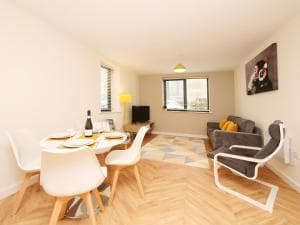 Modern & Spacious 2 Bedroom Apartment Image 2