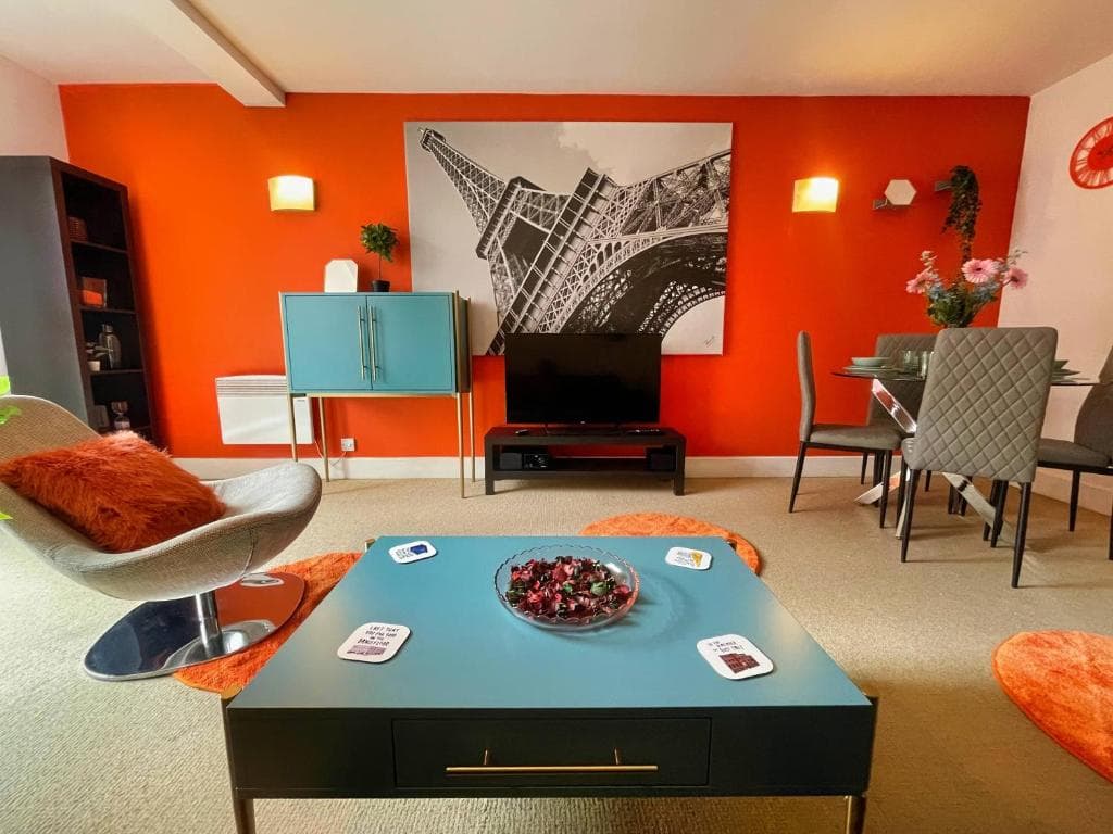 Modern and Central 1-Bedroom Apartment Image 1