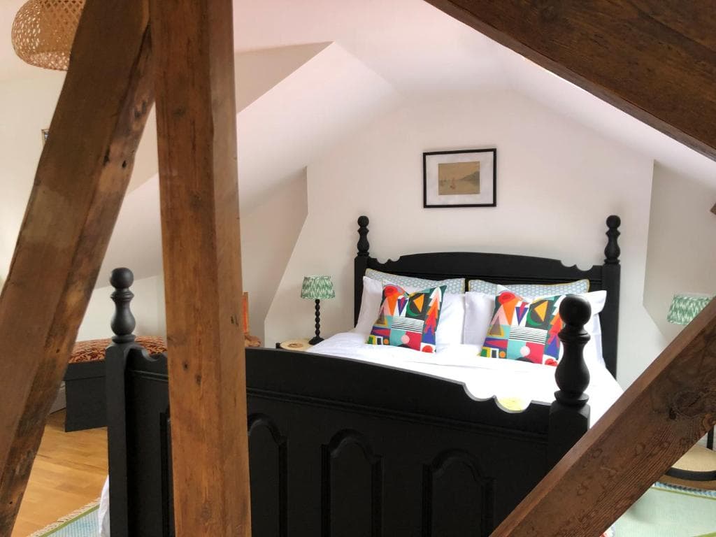 Exquisite 3 Bed Central Historic Townhouse Inside City Walls Image 1