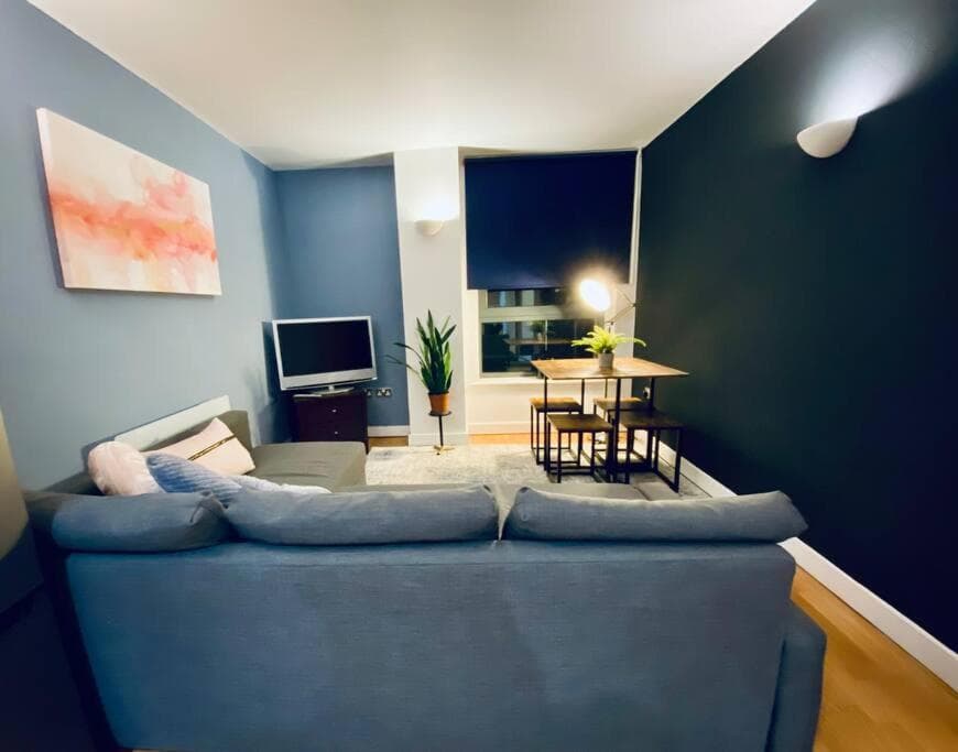Beautiful OneBed Flat in the Heart of the City Image 1
