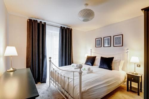 Pass the Keys Modern Smart Apt in City Centre Image 3