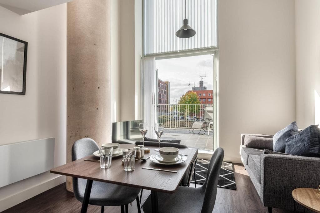 Modern 2 Bed Wharfside Apartment in Rotherham Image 1