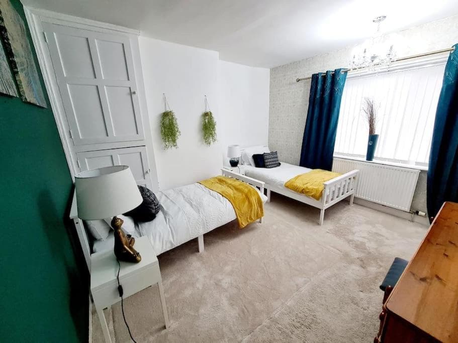 Luxury 3-BR Sheffield Home - Warm & Cosy Image 1