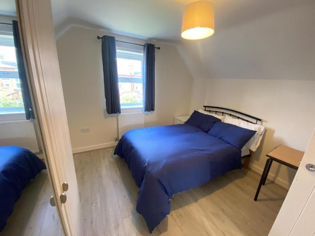 Deluxe City Centre 4 Bedroom Entire Town House Image 1