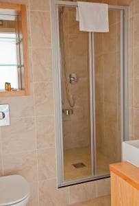 Regent House deluxe 2 bedroom apartment Image 6