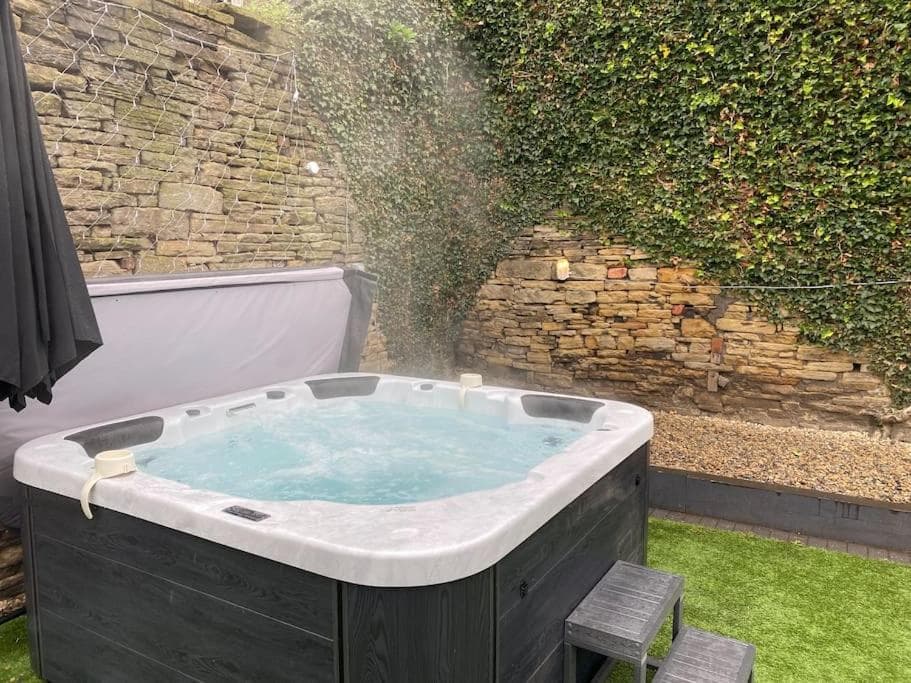 Honeybee Cottage, with a log fire & a hot tub. Image 4