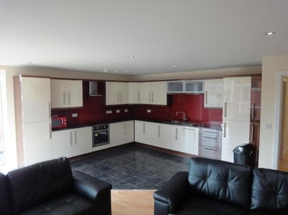 6 bed Apartment to rent Image 4