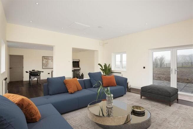 6 bed Detached for sale Image 3