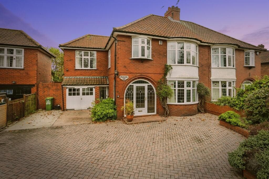 4 Bedroom Semi-Detached House For Sale In Boroughbridge Road, York, Yo26 in york